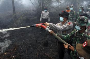 Padamkan Api, Satgas Asap Lebaran di Hutan