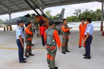 Pesawat Tempur F-16 Pertama Kali Mendarat di Pekanbaru