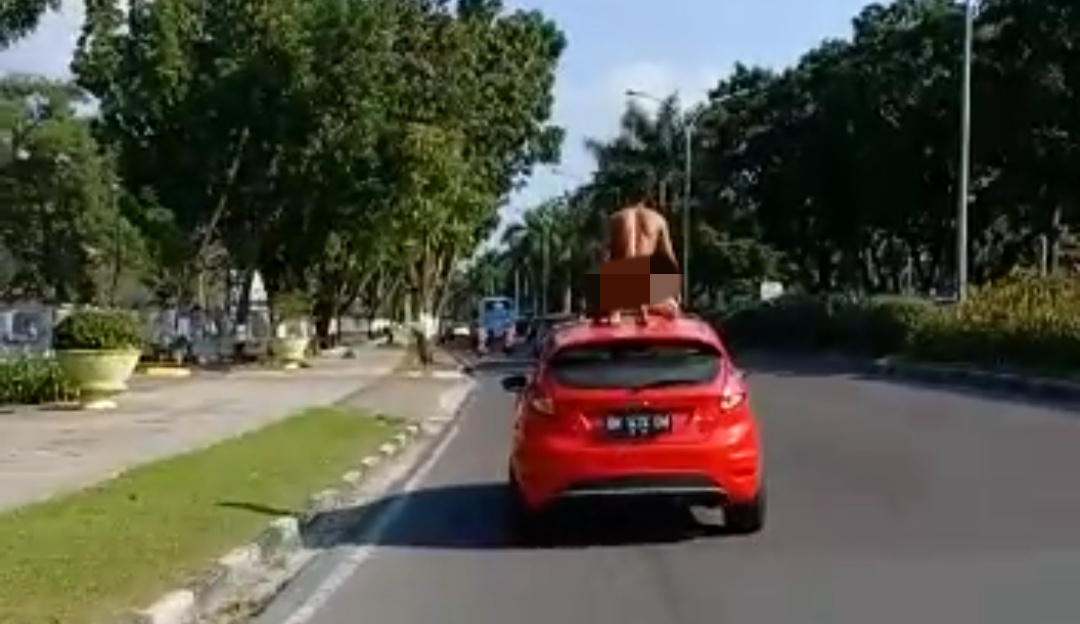 Pria Tanpa Busana Injak-injak Atap Mobil Saat Melaju di Jalanan Pekanbaru