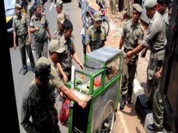 Pedagang di Pasar Perawang Siak lawan petugas akan digusur