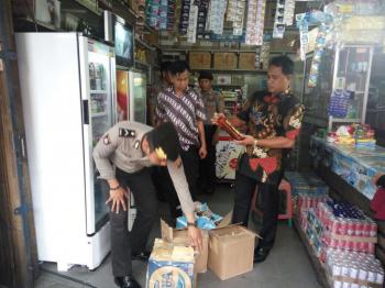 Razia Polda Riau, ratusan miras dan kembang api diamankan