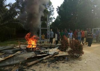 Rampas lahan & peras warga, markas kelompok preman di TNTN dibakar