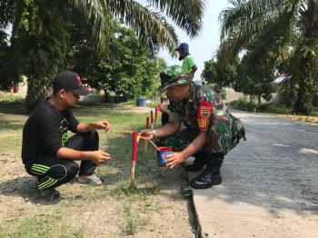 TNI Masyarakat Dirikan Pagar Merah Putih Sambut HUT RI