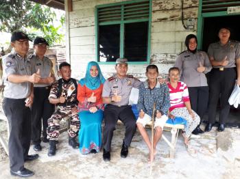 Mengharukan, Pasangan tua tunanetra dan tunarungu dikunjungi Tim Jumat Barokah Polresta Pekanbaru