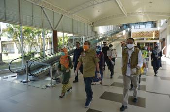 Gubri Tinjau Posko Pengendalian Percepatan Penanganan covid 19 Bandara SSK II Pekanbaru
