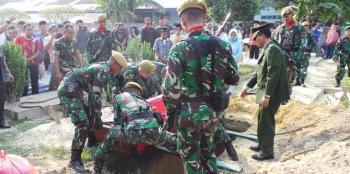 Pemakaman Serda Ainul di Lanud Pekanbaru berlangsung haru, mertua histeris