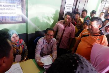 Ratusan Warga Geruduk SMP 21 Pekanbaru