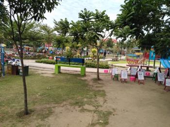 Rumput Hancur, PKL tetap berjualan di RTH Kaca Mayang Pekanbaru