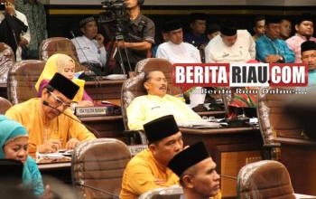 Oalah! Kakak Kandung Walikota tertidur pulas di Sidang Paripurna HUT kota Pekanbaru