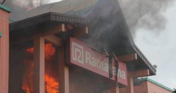Arah pembangunan plaza ramayana sudirman tak jelas, pedagang jualan di trotoar jalan