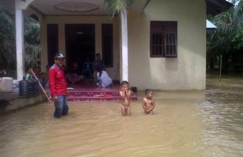 Banjir Datang, Anak-anak di Rohul pun Senang, Saatnya Bermain