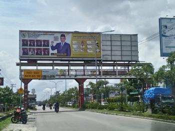 Baliho Diduga Ilegal Terpasang Foto Anggota DPRD Kota Pekanbaru