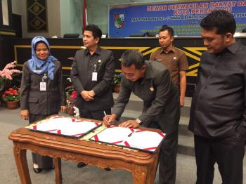 DPRD Pekanbaru sahkan Ranperda hak keuangan dan administratif