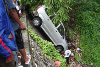 Lupa pasang rem, mobil Dinas di Pelalawan terjun bebas ke jurang