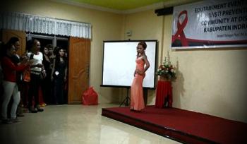 Aih! Para Bencong di Inhil antusias tampil di Fashion Show, akhirnya bubar..