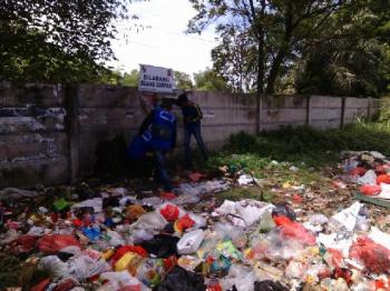 Sampah masih menumpuk, Tagana Pekanbaru pasang papan himbauan