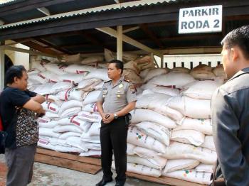 Gudang pupuk subsidi 34,9 ton asal Sumut di Rohul digerebek