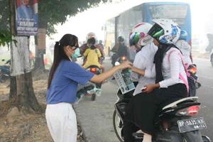 Relawan Hafit-Nasrul Gandeng GMD Bagi Masker Gratis di Jalanan Rohul
