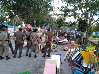 Satpol PP Pekanbaru & Dinas PUPR Melunak Saat PKL Liar Kuasai RTH Kaca Mayang