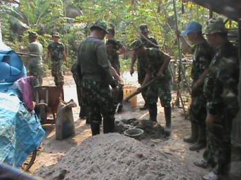 TNI Buatkan Jamban untuk Masyarakat di Bengkalis