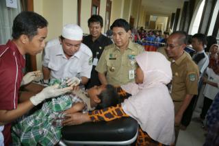 Bupati Rohul tinjau Sunat Massal di Islamic Centre Pasir Pengaraian