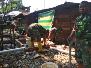 Kala Prajurit Membantu Warga Membangun Jamban