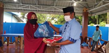 Aidil Amri Bagikan 100 Paket Sembako Di Rumbai Pesisir