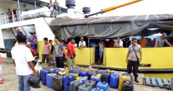 Mampir di kapal sitaan Bea Cukai, warga Pekanbaru nyaris ditembak