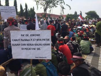 Tolak Permen LHK Nomor 17 tahun 2017, ribuan buruh RAPP tutup Jalan Protokol