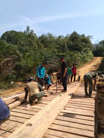 TNI-Masyarakat Bangun Jembatan Bersama di Desa Balung