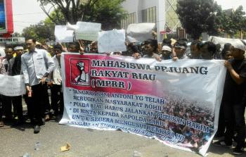 Massa: tangkap Anggota DPRD Rohul Sari Antoni!