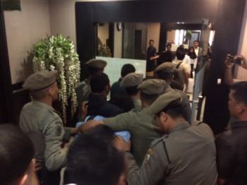 Mahasiswa UNRI sampaikan 7 tuntutan saat Firdaus MT bacakan pidato sambutan di Paripurna DPRD