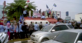 Blokade Jalan, Mahasiswa UR Tulis "PDIP PHP" di Truk Pertamina