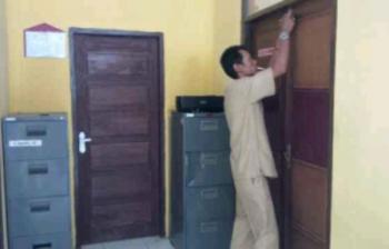 Pegawai Distamben Pelalawan tak sukai Yumardi, kantornya disegel