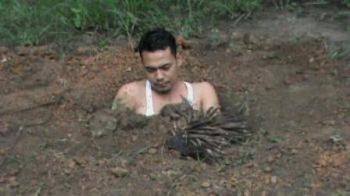 Rebut lahan dari pt IKS, 2 anggota DPRD Kampar gelar aksi kubur diri