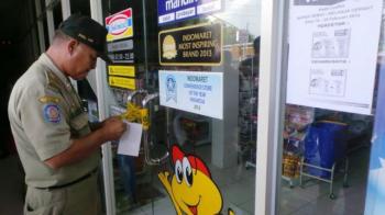 Gerai Illegal Indomaret dan Alfamart Disegel Satpol PP Pekanbaru