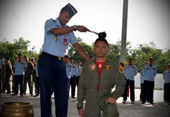 Sukses terbang 1000 jam, Penerbang TNI AU Pekanbaru dimandikan