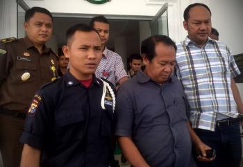 Korupsi Dana Desa, mantan Kades di Rohil nangis saat dibawa ke sel