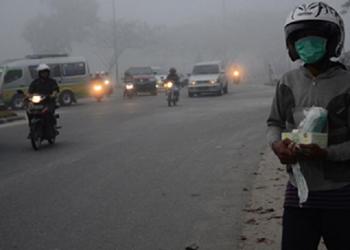 Peduli Asap, BEM UIN Suska Bagi Masker di Jalanan