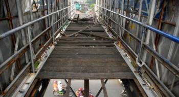 Jembatan Penyebrangan di Bagan Batu Rohil membahayakan warga