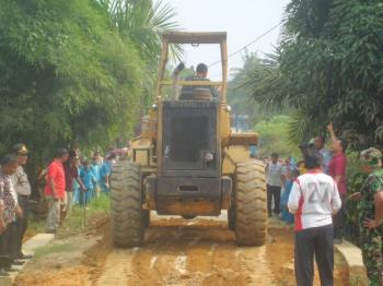 TNI dan Polri Kompak Gotong Royong untuk Pelebaran Jalan di Bagan Batu