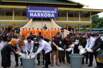 Polda Riau Musnahkan Miliaran Narkoba Dihadapan Belasan Tersangka