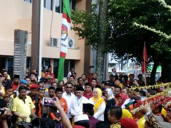 Gubernur Riau Petahana dan pasangannya resmi daftar Pilgub di hari terakhir