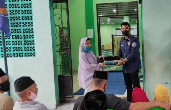 Safari Ramadan, NasDem Milenial Riau Bagikan Al Quran dan Sajadah