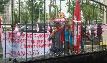 Ups! Tuding takut usut Jefry Noer, warga jemur kutang di Kejati Riau