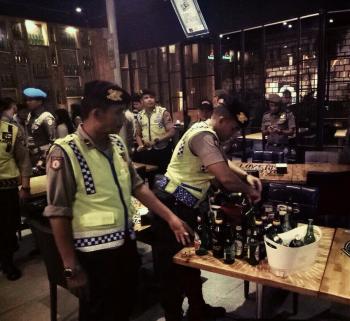 Jual Bir di Bulan Puasa, Bier Haus Pekanbaru dirazia petugas