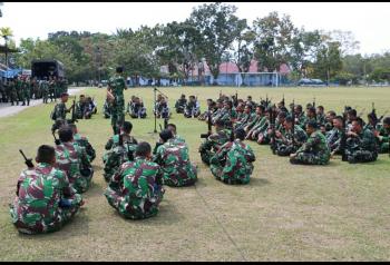 Melihat Prajurit TNI AU Bongkar Pasang Senjata Api