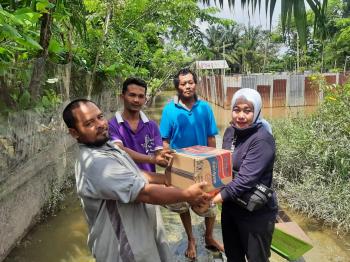 Anggota DPRD Pekanbaru Ini Tinjau & Salurkan Bantuan Sembako Untuk Korban Banjir