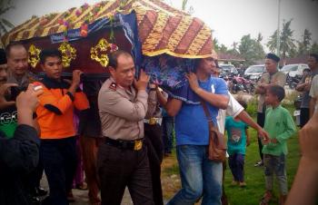 Pemakaman korban kerusuhan di Meranti, Kapolda Riau ikut angkat keranda jenazah