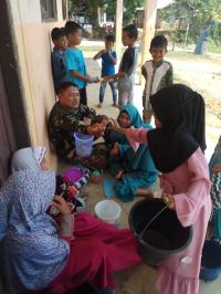 Ketika TNI Terinspirasi Dua Murid SD Berjualan Es Saat Jeda Sekolah